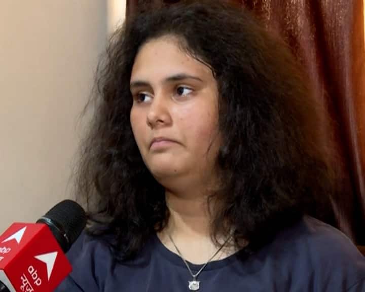 पुढे अतुल मोने यांच्या पत्नी म्हणाल्या, मी मिस्टरांना वाचवण्यासाठी त्यांना कव्हर करत होती. मी त्यांना माझ्यामागे केलेले लोक माझ्यापुढे होती. तरीसुद्धा त्यांनी बरोबर मिस्टरांना गोळी मारली.