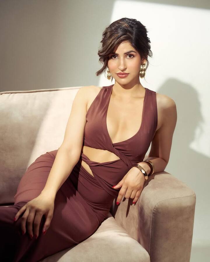 તાજેતરમાં જ અભિનેત્રી સાક્ષીએ ફરી એકવાર પોતાની લેટેસ્ટ બોલ્ડ પોસ્ટથી ઈન્ટરનેટ પર ખળભળાટ મચાવી દીધો છે.