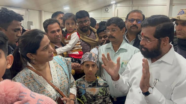 Eknath Shinde in Srinagar Meets Pahalgam Terror Attack Victims Bring them Back to Maharashtra via Flight कश्मीर में फंसे महाराष्ट्र के लोगों को वापस लाने श्रीनगर पहुंचे एकनाथ शिंदे, बोले- 'मैं उप मुख्यमंत्री नहीं बल्कि...'
