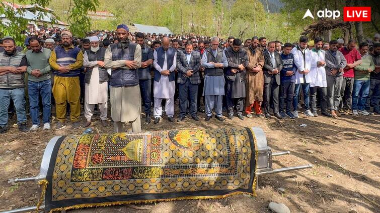 who was syed adil hussain shah killed in pahalgam terror attack cm omar abdullah pays tribute आतंकियों से भिड़ा, बंदूक छीनी... कौन था पहलगाम में मारा गया सैयद आदिल, जिसे श्रद्धांजलि देने पहुंचे सीएम उमर अब्दुल्ला