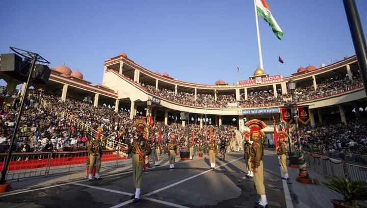 वहीं SAARC वीजा योजना की शुरूआत 1992 में की गई थी. इसे लेकर दिसंबर 1988 में इस्लामाबाद में आयोजित चौथे शिखर सम्मेलन में निर्णय लिया गया कि सार्क देशों के कुछ केटेगरी के व्यक्तियों को सार्क वीजा दिया जाएगा, जिससे उन्हें क्षेत्र के भीतर वीजा से छूट मिल सके.
