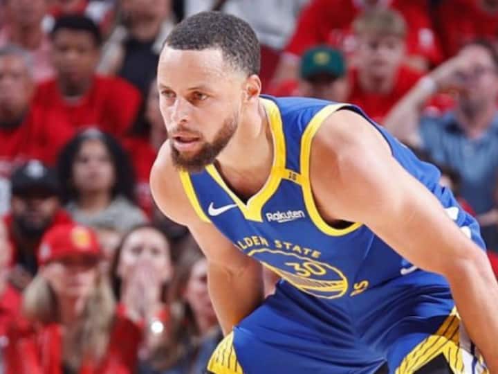 10 - Stephen Curry : दुनिया के 10 सबसे अमीर खिलाड़ियों में 10वें नंबर पर स्टेफेन करी हैं. वह बास्केटबॉल प्लेयर हैं. स्टेफेन की कुल नेटवर्थ 240 मिलियन डॉलर है.