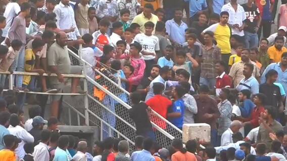 Kolhapur Football : कोल्हापुरात फुटबॉल सामन्यात प्रेक्षक गॅलरीत तुंबळ फ्री स्टाईल हाणामारी, मॅच संपल्यानंतरही मैदानाबाहेर राडा