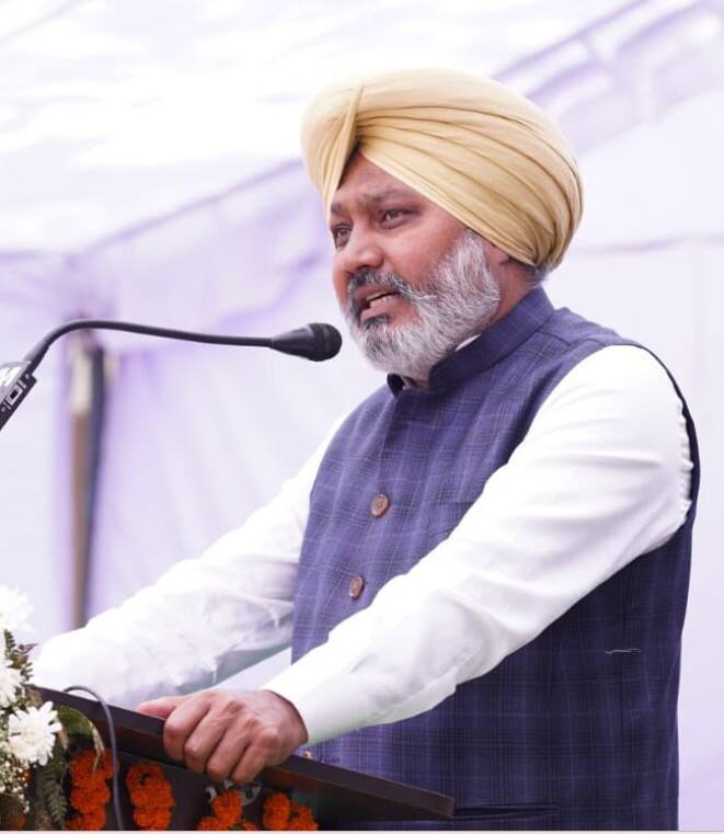 ਮੁਲਾਜ਼ਮਾਂ ਲਈ ਖੁਸ਼ਖਬਰੀ ਹੈ। ਪੰਜਾਬ ਸਰਕਾਰ ਵੱਲੋਂ ਮਾਲੀ ਸਾਲ 2025-26 ਦੌਰਾਨ ਦਰਜਾ-4 (ਗਰੁੱਪ-ਡੀ) ਮੁਲਾਜ਼ਮਾਂ ਲਈ ਕਣਕ ਖ਼ਰੀਦਣ ਵਾਸਤੇ ਵਿਆਜ ਮੁਕਤ ਕਰਜ਼ਾ ਵਧਾ ਕੇ 9700 ਰੁਪਏ ਕੀਤਾ ਜਾ ਰਿਹਾ ਹੈ। ਇਹ ਪ੍ਰਗਟਾਵਾ ਪੰਜਾਬ ਦੇ ਵਿੱਤ ਮੰਤਰੀ ਹਰਪਾਲ ਸਿੰਘ ਚੀਮਾ ਨੇ ਕੀਤਾ ਹੈ।