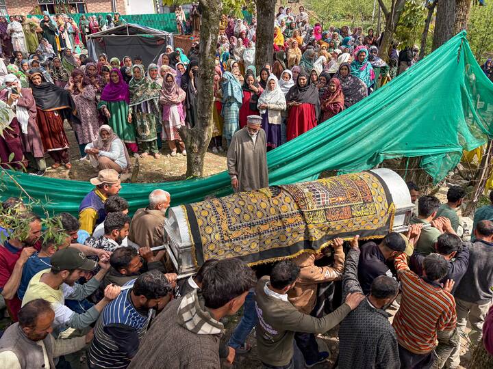 बहन ने कहा कि हमें नहीं पता कि उसे किसने मारा. हमें बताया गया है कि उसने बंदूक छीनने की कोशिश की, तभी उसे गोली मार दी गई. तीन गोलियां उसके सीने में लगीं और एक उसके गले में लगी.