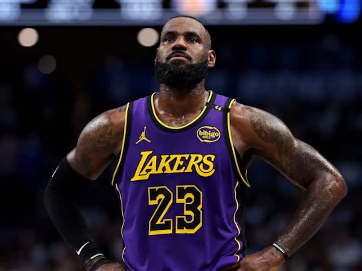 3 - LeBron James : 4 बार NBA चैंपियनशिप जीत चुके एनबीए के आल टाइम लीडिंग स्कोरर लेब्रोन जेम्स दुनिया के सबसे अमीर खिलाड़ियों में तीसरे नंबर पर हैं. उनकी कुल नेटवर्थ 1.2 बिलियन डॉलर की है.