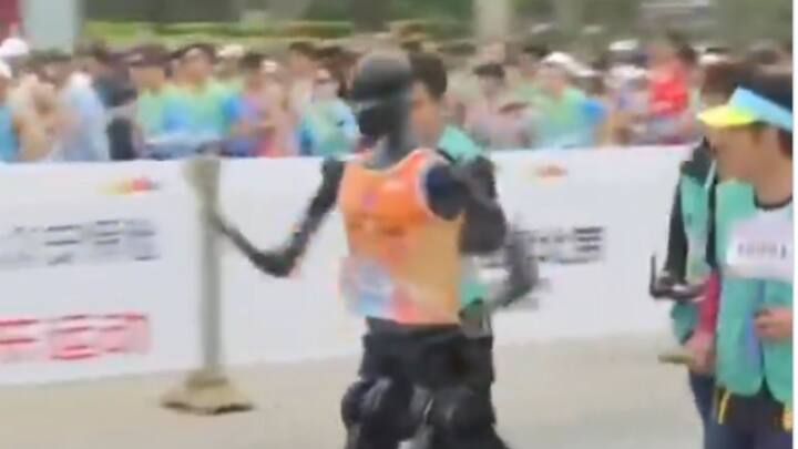 इस रेस में चीन की बड़ी कंपनियों, जैसे DroidVP, Noetix Robotics ने अपने अलग-अलग आकार और डिजाइन के रोबोट्स उतारे.