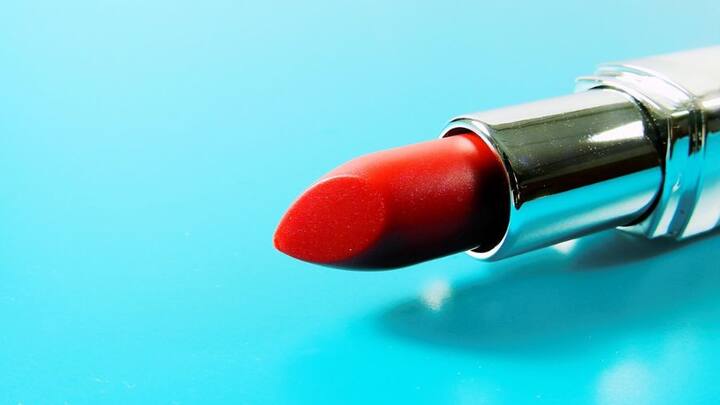 এই বিধি অমান্য করলে কঠোর শাস্তি পেতে হবে। যেহেতু এই লাল রঙের সঙ্গে অতীতে কমিউনিজমের একটি সূক্ষ্ম সংযোগ রয়েছে তাই এই নিষেধাজ্ঞা।