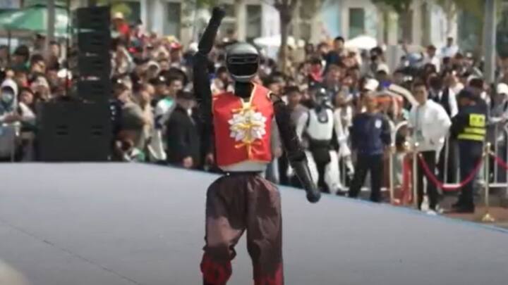 China Robots Race: चीन में पहली बार इंसानों और ह्यूमनॉइड रोबोट्स के बीच 21 किलोमीटर की मैराथन रेस हुई, जिसमें तकनीक की तरक्की तो दिखी, लेकिन इंसानों की रफ्तार अभी भी आगे नजर आई।