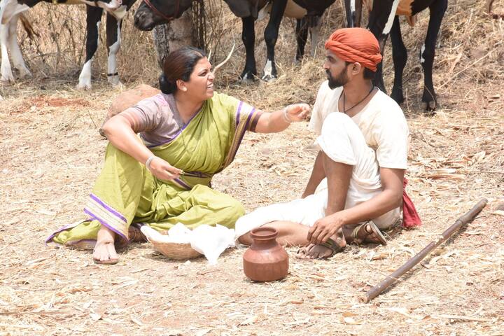 याच प्रेरणादायी रंजक आख्यायिका मालिकेत उलगडत आहेत. भोळसट बारकू गुरख्याच्या उद्धाराच्या गोष्टी सोबत महिषासुराचे संकटही आता गडद होत आहे.