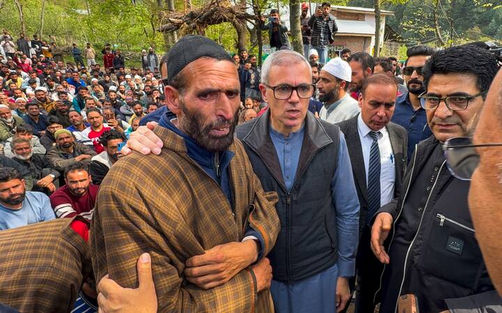 पहलगाम आतंकी हमले में पर्यटकों को जान बचाते बचाते अपनी जान गंवाने वाले सैयद आदिल हुसैन शाह की हर तरफ तारीफ हो रही है. बुधवार (23 अप्रैल) को आदिल हुसैन को सुपुर्दे खाक कर दिया गया. लेकिन आदिल के पिता हैदर शाह का कहना है कि उन्हें उनके बेटे की 'शहादत' पर फख्र है.