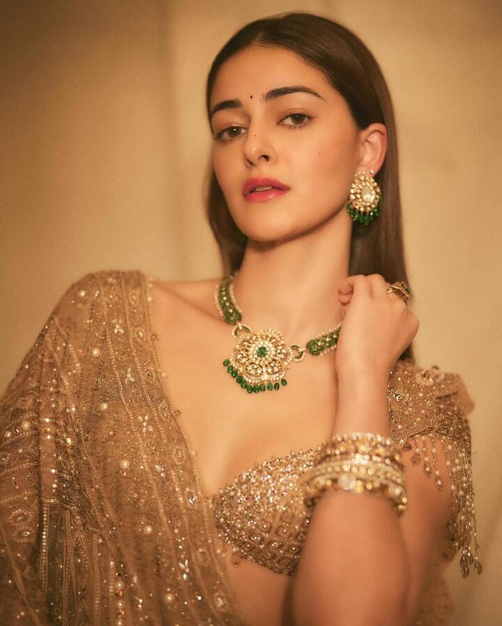 The golden color for marriage is always in the trend. If you are also wearing this color lehenga or saree, then you can take inspiration from this look of Ananya.