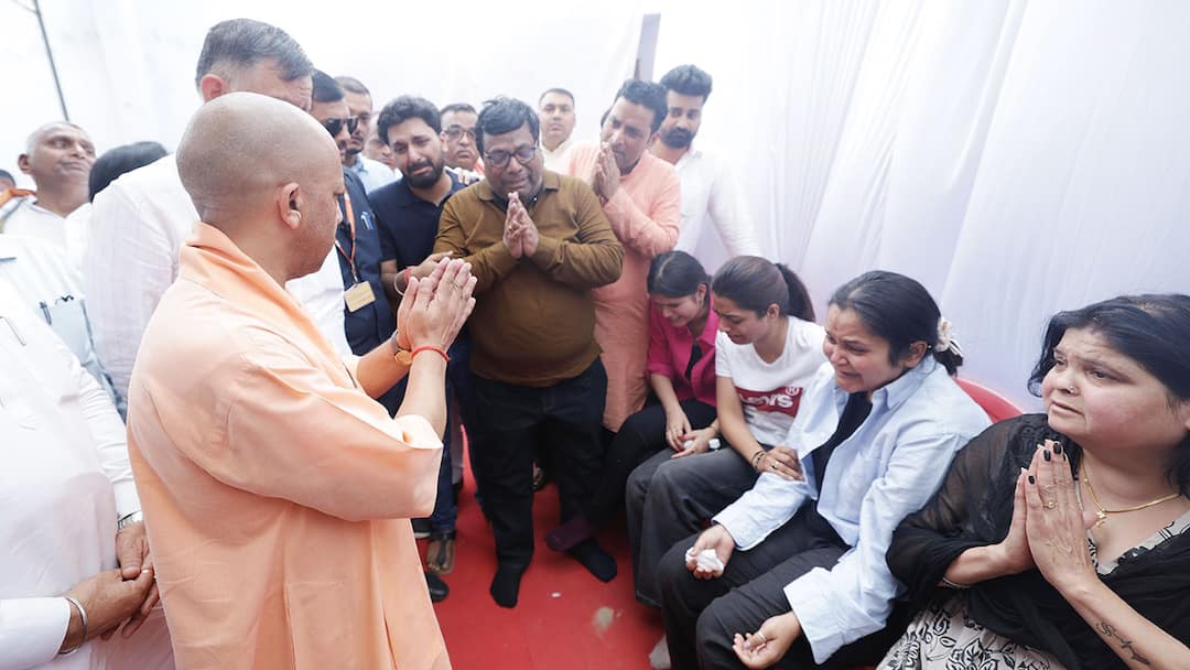 Shubham Dwivedi death Aishnya shed tears while remembering her husband in Hathipur पहलगाम हमला: 'मैं तो आ गई, अब मेरा शुभम वापस नहीं आएगा...' ऐशान्या की ये बातें पढ़कर रो देंगे आप