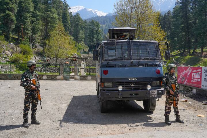 पहलगाम आतंकी हमले के बाद अब वहां मौजूद लोग इस पूरे आतंक की कहानी बयां कर रहे हैं, इनमें से कुछ लोगों का दावा है कि आतंकियों ने धर्म पूछकर गोलियां मारी हैं.