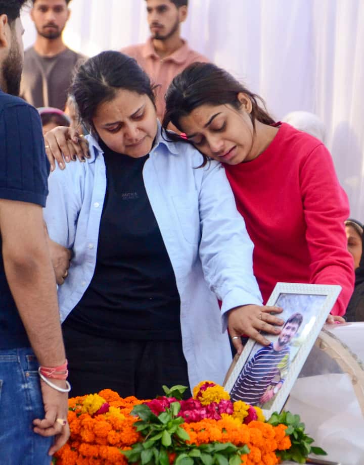 శుభమ్ ద్వివేది అనే కాన్పూర్కు చెందిన వ్యాపారవేత్త కొత్తగా పెళ్లి అయిందని భార్యతో ఇక్కడకు వచ్చాడు.