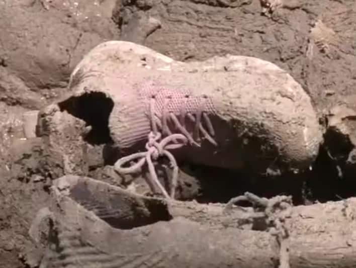 ਉਸ ਭਿਆਨਕ ਦ੍ਰਿਸ਼ ਨੂੰ ਬਿਆਨ ਕਰਨ ਲਈ ਤਸਵੀਰਾਂ ਕਾਫ਼ੀ ਹਨ। ਅੱਤਵਾਦੀ ਹਮਲੇ ਤੋਂ ਬਾਅਦ, ਆਪਣੀ ਜਾਨ ਬਚਾਉਣ ਲਈ ਭੱਜਣ ਵਾਲੇ ਲੋਕਾਂ ਦੀਆਂ ਜੁੱਤੇ ਉੱਥੇ ਹੀ ਰਹਿ ਗਏ।