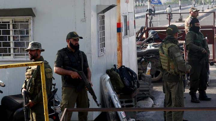 ભારત સરકારે પહલગામ હુમલા બાદ પાકિસ્તાન વિરુદ્ધ લીધેલા મોટા નિર્ણયોમાં સિંધુ જળ સંધિને રદ કરવાનો પણ સમાવેશ થાય છે (પ્રાપ્ત માહિતી મુજબ). આ સાથે જ, ભારત સરકારે પાકિસ્તાની નાગરિકોના સાર્ક વિઝા સંપૂર્ણપણે રદ કરી દીધા છે. સરકારે એ પાકિસ્તાની નાગરિકોને પણ તાત્કાલિક દેશ છોડવાનો આદેશ આપ્યો છે જેમની પાસે SVES વિઝા છે અને હાલમાં ભારતમાં ઉપસ્થિત છે, તેમને ૪૮ કલાકની અંદર દેશ છોડવા જણાવાયું છે. આ ઉપરાંત, ભારતે પાકિસ્તાનના ઓફિશિયલ X (અગાઉ ટ્વિટર) એકાઉન્ટ પર પણ પ્રતિબંધ લગાવી દીધો છે.