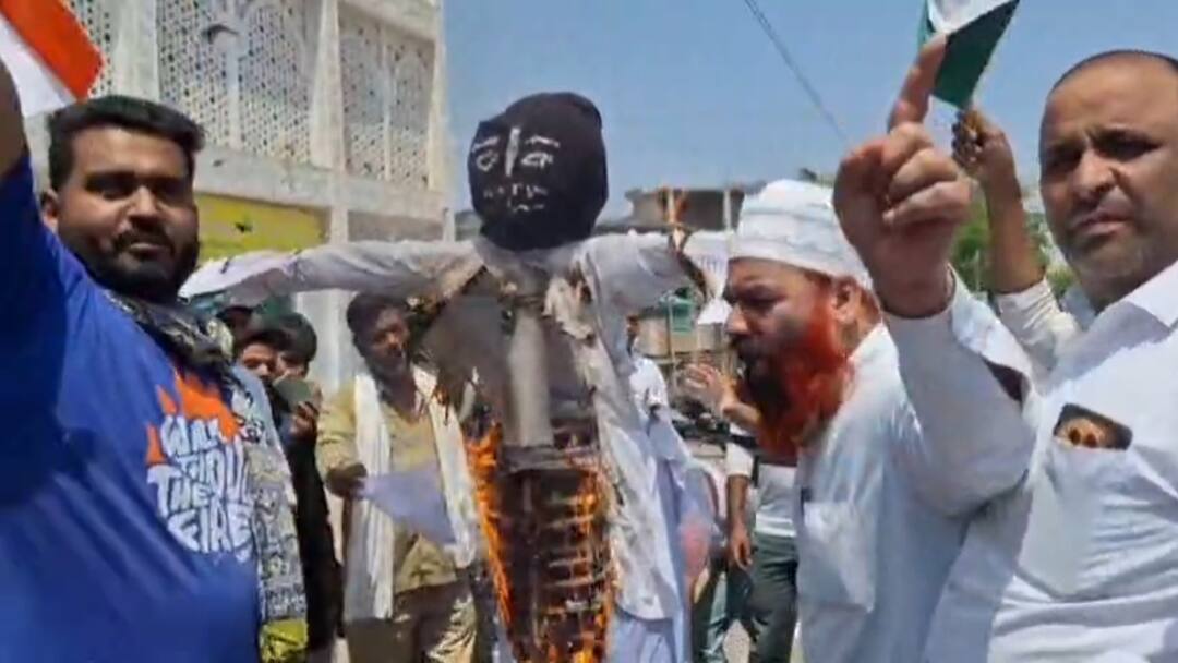 Khandwa of MP Muslim community protest against Pahalgam Terror Attack ANN 'आतंकियों को चुन-चुनकर मारे', खंडवा में लगाए गए पाकिस्तान मुर्दाबाद के नारे, फूंका पुतला