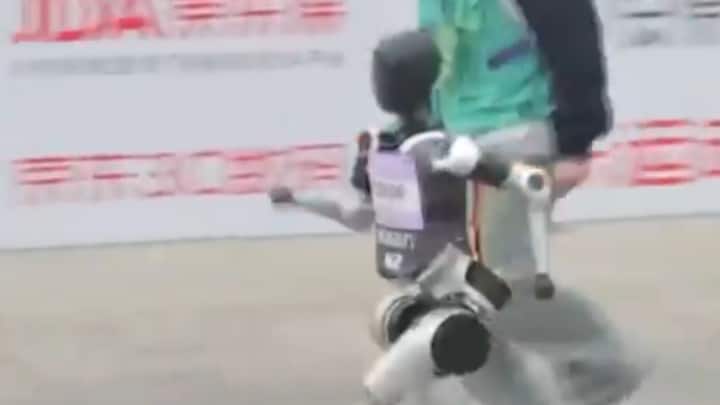 कुछ रोबोट्स को दौड़ में गिरने से बचाने या आगे बढ़ने के लिए इंसानी ट्रेनर्स की मदद लेनी पड़ी, जिससे साफ है कि अभी सुधार बाकी है.