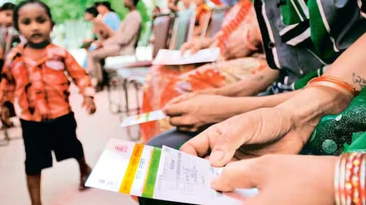 আপনার জমা দেওয়া আধার ও প্যান কার্ডের নম্বর নিয়ে অসৎ ব্যক্তি খারাপ কাজেও ব্যবহার করতে পারে।