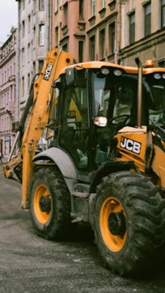 महाराष्ट्र के किस शहर में बनता है JCB का बुलडोजर?