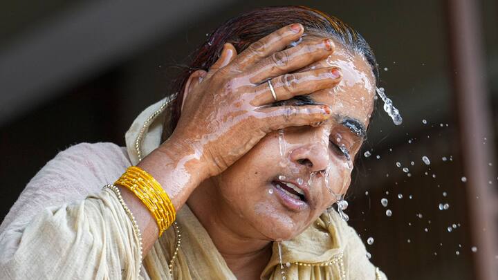 এই জেলাগুলির মধ্যে পুরুলিয়া বাঁকুড়া ঝাড়গ্রাম যেমন রয়েছে তেমনি বীরভূম ও পশ্চিম বর্ধমান জেলা ও রয়েছে। অন্যান্য জেলাগুলিতেও গরম এবং অস্বস্তি থাকবে।শনিবার থেকে পশ্চিমের বেশ কিছু জেলায় ঝড় বৃষ্টির পূর্বাভাস।