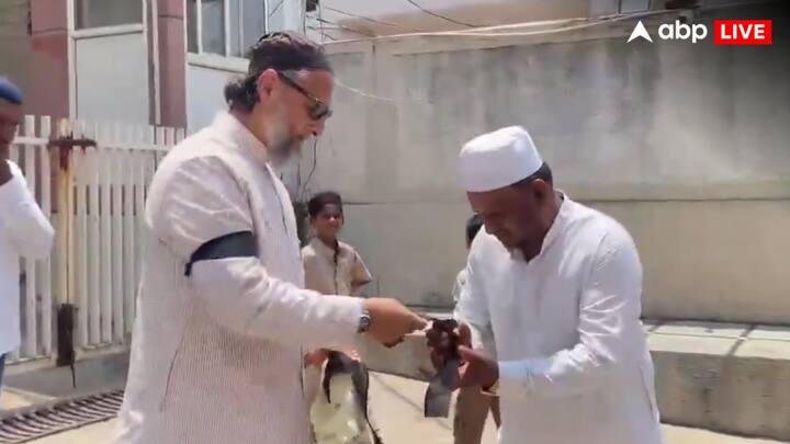 इसके बाद AIMIM चीफ असदुद्दीन ओवैसी शुक्रवार (25 अप्रैल) को शास्त्रीपुरम की मस्जिद में अपने हाथ पर काली पट्टी बांधकर जुमे की नमाज अदा की. इस दौरान उन्होंने मुस्लिम समुदाय के लोगों के बीच काली पट्टी का वितरण भी किया.