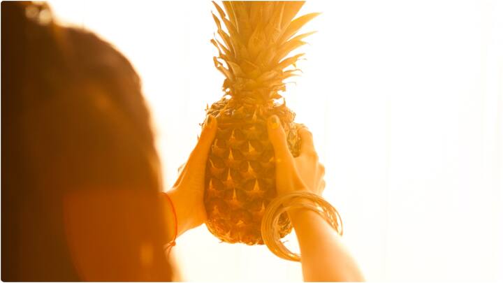 పైనాపిల్లోని బ్రోమెలైన్ అనే ఎంజైమ్ ఉంటుంది. ఇది జుట్టు పెరుగుదలను ప్రోత్సాహిస్తుంది. దీనిలోని విటమిన్ సి జుట్టును బలోపేతం చేస్తుంది.