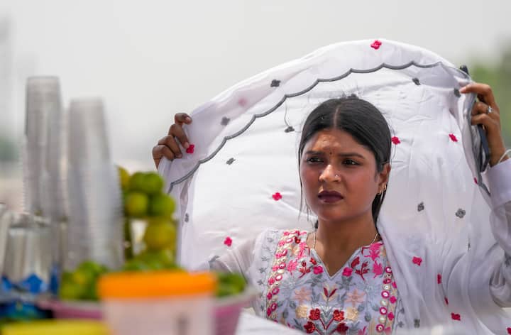 বীরভূম, পশ্চিম বর্ধমান, পুরুলিয়া, বাঁকুড়া, পশ্চিম মেদিনীপুর ও ঝাড়গ্রামে তাপমাত্রা পৌঁছতে পারে ৪০ ডিগ্রি সেলসিয়াস পর্যন্ত। কিছু কিছু জায়গায় তাপমাত্রা ৪০ ডিগ্রি ছাড়িয়েও যেতে পারে। দু একটা জায়গায় ছাড়া, এই জেলাগুলিতে অত্যন্ত গরম ও আর্দ্র থাকবে আবহাওয়া।
