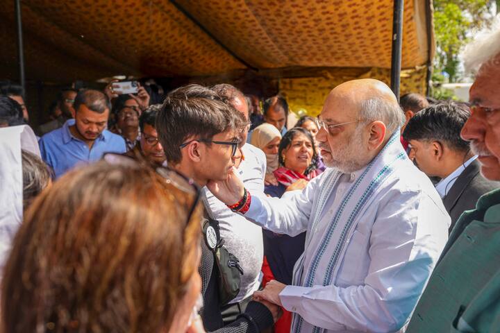 सूत्रों ने कहा कि गृह मंत्री ने व्यक्तिगत रूप से सभी राज्यों के मुख्यमंत्रियों को फोन किया और उनसे यह सुनिश्चित करने को कहा कि कोई भी पाकिस्तानी समय सीमा से अधिक भारत में न रहे. मुख्यमंत्रियों को उनके क्षेत्रों में रह रहे पाकिस्तानी नागरिकों की पहचान करने और उनका निर्वासन सुनिश्चित करने के लिए भी कहा गया है.