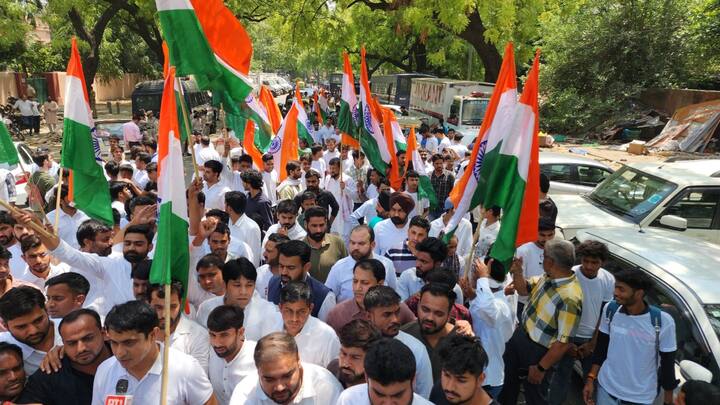 Kashmir Terror Attack: भारतीय युवा कांग्रेस (IYC) ने शुक्रवार ( 25 अप्रैल 2025) को पहलगाम आतंकी हमले में शहीद हुए लोगों की याद और उनके लिए इंसाफ की मांग को लेकर एक तिरंगा मार्च निकाला.