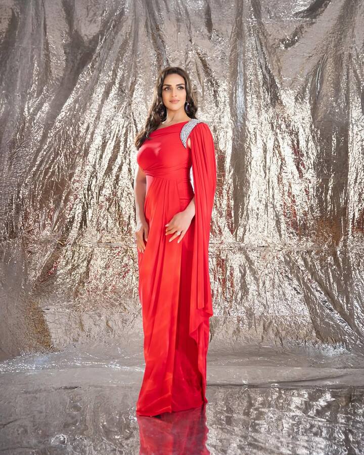 फिर कुछ साल इंडस्ट्री में एक्टिव रहने के बाद ईशा अचानक ही पर्दे से गायब हो गई. दरअसल सुपरहिट फिल्में करके भी उन्हें करियर में कुछ खास सफलता नहीं मिल पाई.