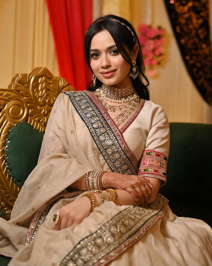 तसेच दुपट्टा खांद्यावर स्टाईल केला आहे. याशिवाय, तिला आणखी सुंदर दिसण्यासाठी, तिने जुळणाऱ्या बांगड्या देखील घातल्या आहेत आणि केस मोकळे सोडले आहेत.