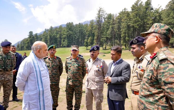 केंद्रीय गृह मंत्री अमित शाह ने शुक्रवार (25 अप्रैल, 2025) को सभी राज्यों के मुख्यमंत्रियों को फोन किया और उनसे यह सुनिश्चित करने को कहा कि कोई भी पाकिस्तानी नागरिक भारत छोड़ने के लिए निर्धारित समय सीमा से अधिक देश में न रहे. सूत्रों ने यह जानकारी दी.