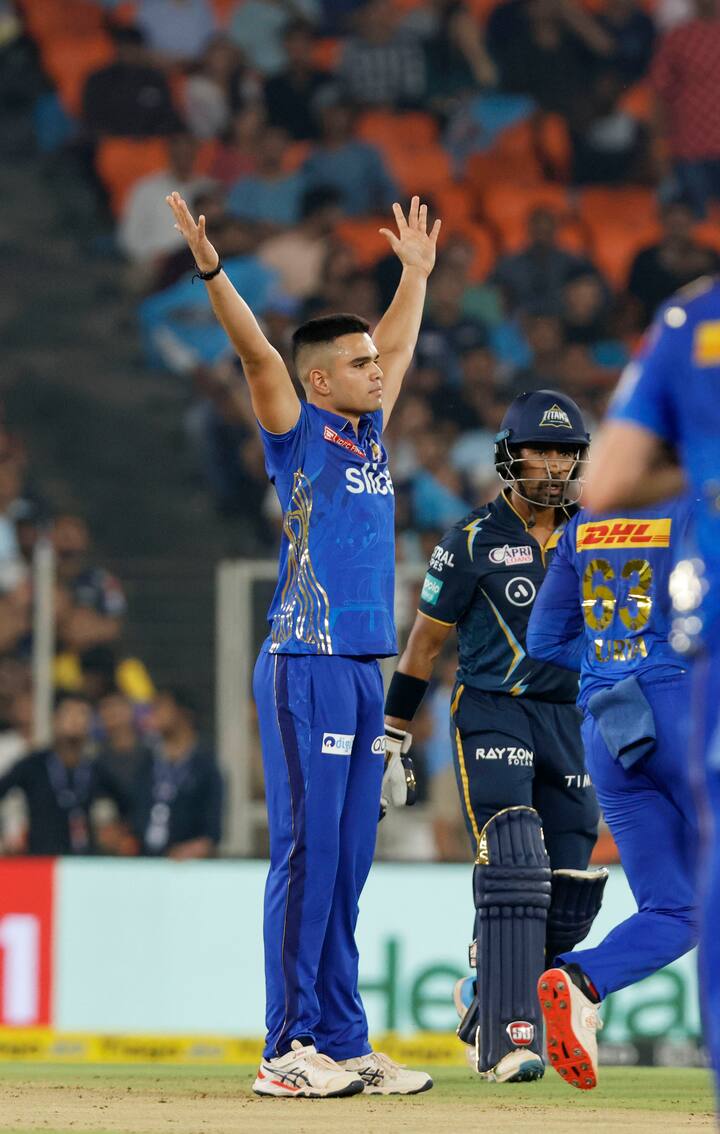 दिग्गज खिलाड़ी सचिन तेंदुलकर के बेटे अर्जुन ने लगभग दो साल पहले योगराज के साथ ट्रेनिंग की थी. अर्जुन तब मुंबई छोड़कर गोवा रणजी टीम में चले गए थे. ट्रेनिंग के बाद रणजी डेब्यू पर अर्जुन ने शानदार शतक जड़ा था.