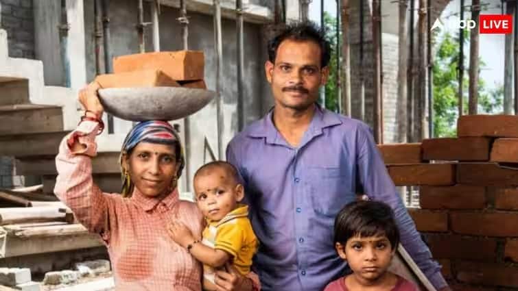 PM Shram Yogi Maandhan Yojana : এই স্কিমে গরিবরাও পাবেন পেনশন, মাসে দিতে হবে মাত্র এই টাকা PM Shram Yogi Mandhan Yojana Poor people get pension under this scheme know details PM Shram Yogi Maandhan Yojana : এই স্কিমে গরিবরাও পাবেন পেনশন, মাসে দিতে হবে মাত্র এই টাকা