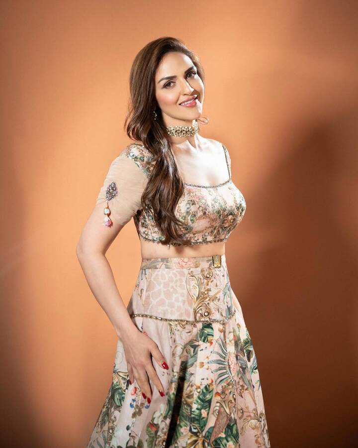 इसके बाद ईशा देओल ने कई फिल्मों में काम किया, लेकिन दर्शकों ने उनका काम सबसे ज्यादा पसंद ऋतिक रोशन, अभिषेक बच्चन और उदय चोपड़ा के साथ आई फिल्म ‘धूम’ में पसंद किया.