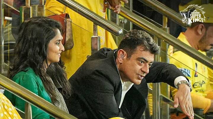 இந்தப் போட்டியில் முதலில் பேட்டிங் செய்த சென்னை சூப்பர் கிங்ஸ் அணியில் தொடக்க வீரர் ஆயுஷ் மாத்ரே 30 ரன்கள் எடுத்தார். அறிமுக வீரர் டெவால்ட் பிரேவிஸ் அதிரடியாக விளையாடி 4 சிக்ஸர் ஒரு பவுண்டரி உள்பட 42 ரன்கள் எடுத்துக் கொடுத்தார். கடைசியில் வந்த தீபக் கூடா 22 ரன்கள் எடுத்துக் கொடுக்கவே சென்னை சூப்பர் கிங்ஸ் 19.5 ஓவர்களில் அனைத்து விக்கெட்டுகளையும் இழந்து 154 ரன்கள் எடுத்தது. இது தோனியின் 400ஆவது டி20 போட்டி என்பது குறிப்பிடத்தக்கது.