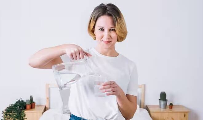 શું વધારે પાણી પીવું નુકસાનકારક હોઈ શકે છે? જ્યારે તમે જરૂર કરતાં વધુ પાણી પીઓ છો, ત્યારે શરીરમાં સોડિયમનું સ્તર બગડી શકે છે. આ સ્થિતિને હાયપોનેટ્રેમિયા કહેવામાં આવે છે. આમાં શરીરમાં ઘણું પાણી હોય છે પરંતુ લોહીમાં સોડિયમનું પ્રમાણ ઘટે છે. આના કારણે ચક્કર આવવા, સ્નાયુઓમાં દુખાવો જેવા લક્ષણો દેખાઈ શકે છે.