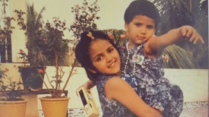 Guess Who: इस तस्वीर में नजर आ रही ये बच्ची बॉलीवुड के दो सुपरस्टार्स की बेटी हैं. जिन्होंने 70 से 80 के दशक में हिंदी सिनेमा पर खूब राज किया था. आपने पहचाना?