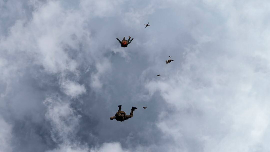 Garud Commando Salary Training Details Pahalgam Attack Pahalgam Attack के बाद गरुड़ कमांडो एक्शन में! जानिए कौन हैं ये 'स्पेशल योद्धा' और कैसे होती है इनकी ट्रेनिंग