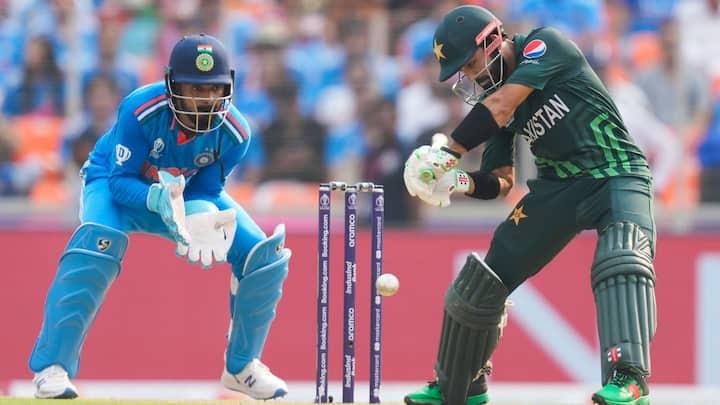 এর আগে চ্যাম্পিয়ন্স ট্রফির আয়োজক পাকিস্তান হলেও টুর্নামেন্ট আয়োজিত হয়েছিল হাইব্রিড মডেলে। যেখানে ভারত তাদের সব ম্যাচ খেলেছিল নিরপেক্ষ ভেন্যু দুবাইয়ে।