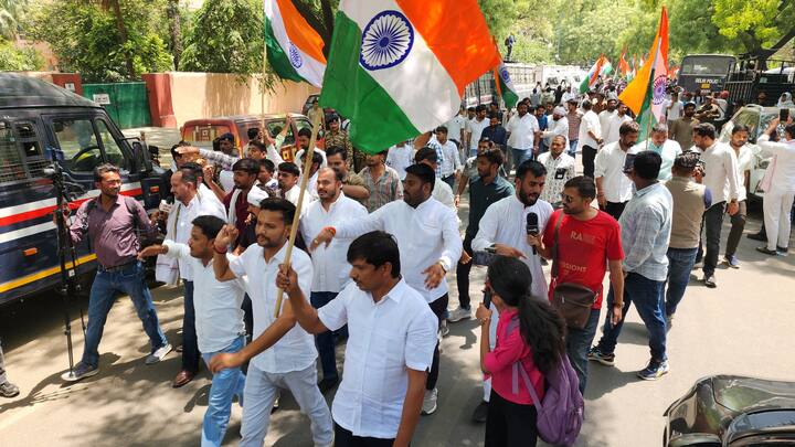 मार्च में IYC के ढेर सारे कार्यकर्ता शामिल हुए. जंतर-मंतर चौराहे से लेकर जंतर-मंतर तक तिरंगे लहराते नजर आए. इस दौरान कई राष्ट्रीय महासचिव, प्रदेश अध्यक्ष और युवा नेता उदय भानु चिब के साथ कदम से कदम मिलाते दिखे.