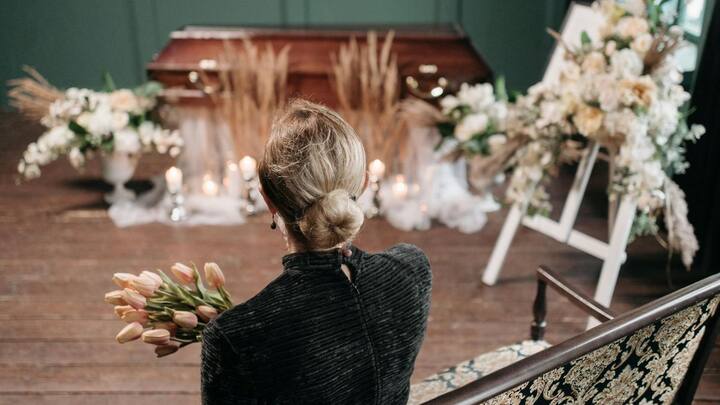 Funeral Customs: दुनिया में मरने के बाद लोगों के अंतिम संस्कार का अलग-अलग और अनोखे रिवाज हैं. इनको सुनने के बाद आपको बहुत हैरानी होगी.