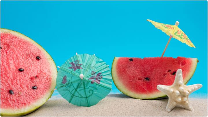 పుచ్చకాయ దాదాపు నీటితో నిండి ఉంటుంది. దీనిలో విటమిన్లు, పొటాషియం, లైకోపీన్, ఫైబర్తో నిండి ఉంటుంది. ఇది బరువును నియంత్రించడంలో హెల్ప్ చేస్తుంది. వివిధ ఆరోగ్య ప్రయోజనాలు ఇస్తుంది.