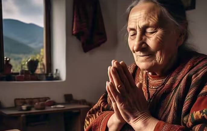 ਬਾਬਾ ਵੇਂਗਾ ਦਾ ਜੀਵਨ ਅਤੇ ਉਨ੍ਹਾਂ ਦੀਆਂ ਭਵਿੱਖਬਾਣੀਆਂ ਅੱਜ ਵੀ ਇੱਕ ਰਹੱਸ ਹਨ। ਕੁਝ ਉਨ੍ਹਾਂ ਨੂੰ ਚਮਤਕਾਰੀ ਮੰਨਦੇ ਹਨ, ਜਦੋਂ ਕਿ ਦੂਸਰੇ ਉਨ੍ਹਾਂ ਨੂੰ ਇੱਕ ਸਮਾਜਿਕ ਮਨੋਵਿਗਿਆਨਕ ਘਟਨਾ ਦੇ ਰੂਪ ਵਿੱਚ ਦੇਖਦੇ ਹਨ।