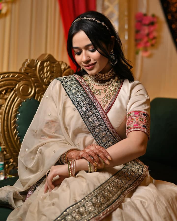 या लेहेंग्यासोबत तिने व्ही-नेक ब्लाउज आणि जड दागिने घातले आहेत. तसेच दुपट्टा खांद्यावर स्टाईल केला आहे.
