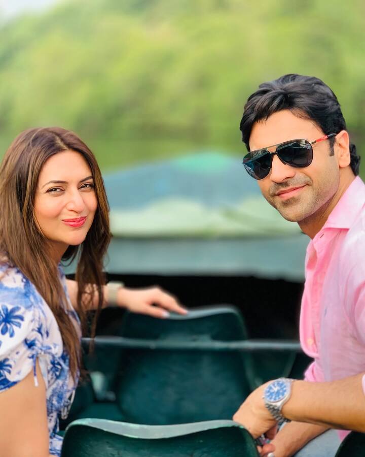 एक्ट्रेस दिव्यांका त्रिपाठी अपनी प्रोफेशनल लाइफ से ज्यादा पर्सनल लाइफ को लेकर चर्चा में रहती हैं. पिछले कई दिनों से खबरें हैं कि एक्ट्रेस अपने पति विवेक दहिया से तलाक लेने वाली हैं.