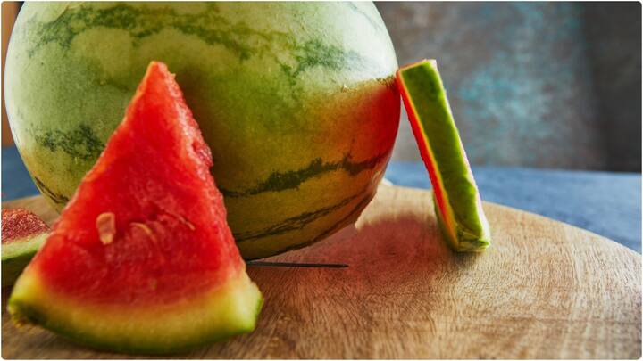 ప్రెగ్నెన్సీ సమయంలో మహిళలు పుచ్చకాయను తక్కువగా తీసుకుంటే మంచిది. ఎందుకంటే దీనిలో అధిక నీటి శాతం ఎక్కువగా ఉంటుంది. ఇది గ్యాస్ సమస్యలను పెంచుతుంది.