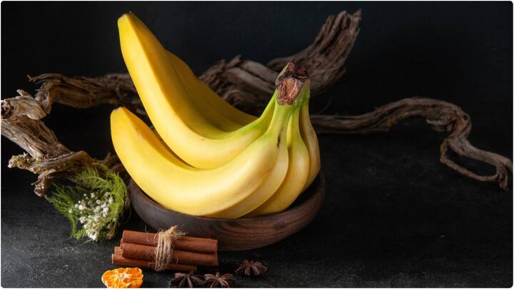 అరటిపండ్లు జుట్టుకు అద్భుతమైన పోషణను అందిస్తాయి. దీనిలో పొటాషియం, విటమిన్ బి6, ఫైబర్ పుష్కలంగా ఉంటాయి. ఇది జుట్టుకు మెరుపునిచ్చి, మృదువుగా మారుతుంది.